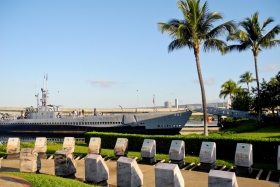 Mälestusmärk langenud allvelaevadele. Taustal USS Bowfin: http://en.wikipedia.org/wiki/USS_Bowfin_(SS-287)
