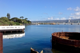 Mälestusmärk hukkunud sõjalaevale: http://en.wikipedia.org/wiki/USS_Arizona_(BB-39)