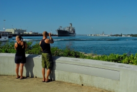 Vaade läbi kaamerasilma USS Arizona memoriaalile (keskel paremal)