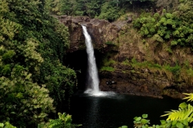 Mõnikord on Rainbow Falls lihtsalt üks kurb kivinukk, mis januselt vett ootab. Seekord vett oli, aga kuna päike oli suuresti pilve varjus, jäi vikerkaar ikkagi nägemata.