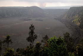 Kilauea Iki kraater, mida keskelt läbib pisike jalgrada neile, kes peatuvad saarel pikemalt kui 1 tööpäev. http://en.wikipedia.org/wiki/K%C4%ABlauea_Iki