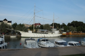 Porvoo. Selles tagumises ja suuremas laevas saab söömas käia :)