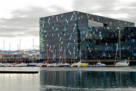 Harpa kontserdimaja. Vaade vee pealt