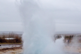 Strokkur. Vana hea Geysir veel tukub
