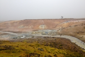 Krýsuvíki geotermaalala, täpsemalt Seltún. Hoolimata vihmast ja külmast tuulest uudistajaid jätkus
