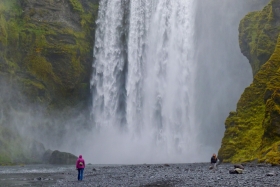 Skógafoss. Võrdluseks - inimesed vs juga.
