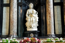 Jumalaema kiriku kunstikogu säravaim taies on Michelangelo skulptuur "Madonna lapsega"