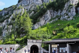Kehlsteinhaus (The "Eagle's Nest"). Busside juurest