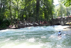 München. Englischer Garten. Surfwelle