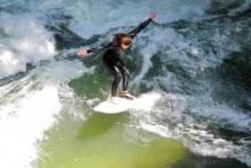 München. Englischer Garten. Surfwelle