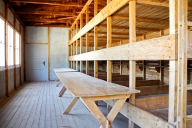Dachau. KZ-Gedenkstätte. Taastatud barakk laagri esimestest aastatest