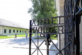 Dachau. KZ-Gedenkstätte. Ja tunnuslause