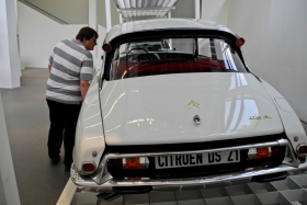 München. Pinakothek der Moderne. Mees imetleb autot