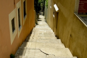 Grasse. Linnapildi loomulik osa - tänavatrepp.