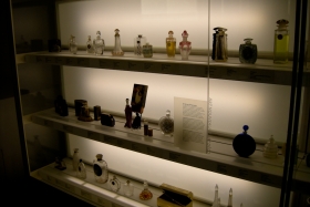 Grasse. Musée International de la Parfumerie. Väljapanek parimatest pudelitest.