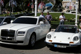 Monaco. Place du Casino. Ilusad autod ja ilastavad mehed.
