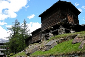 Saas Fee (1800 m). Kohalikele oludele vastavad vanad hooned.