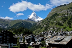 Zermatt. Taamal kohalik kuulsus Matterhorn ( 4478 m).