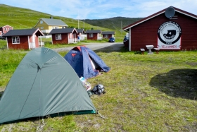 Kirkeporten. Ööbimine (polaarpäevas magamine) oli Kirkeporten Camping’us. Reklaamitakse kui maailma põhjapoolseimat telkimisplatsi.