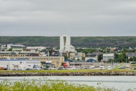 Vadsø. Vaade linnale mere poolt. Keskel Vadsø kirik – 1958. aastal arhitekt Magnus Poulssoni projekti järgi ehitatud hoone kaksiktornid kujutavad jäämäge.