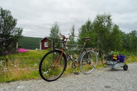 Utsjoki kirikuhütid. Jalgratas maantee ääres