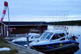 Inari. Öösel kalamehed magavad, paadid teevad aega parajaks