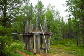 Siida vabaõhumuuseum. Pildil „heinaküün“, st sellisel platvormil säilitati lehmadele talveks mõeldud heina. Parajalt nii kõrge, et põhjapõdrad rüüstama ei pääse.