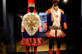 Arktikum. Saami pulmarõivad