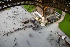 Tour Eiffel (320 m). Kui kolm jalga on kinni, siis tekib ühe ette saba.