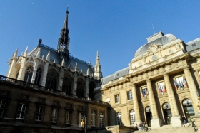 Sainte-Chapelle & Palais de Justice. Kirik keset õigust. Ja tilluke kuu vaatab pealt.