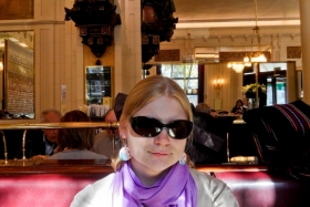 Les Deux Magots. Pildilt ei paista, aga elu kees.