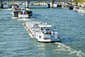 La Seine. Kaubavedu täies hoos.