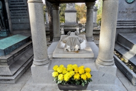 Cimetière de Montmartre. Alexandre Dumas. Mõned varbad on fännid juba kaasa võtnud.