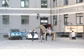 Kiriku ees ei tehta ju ometi kirikust pilte...