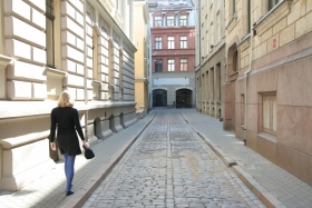 Vanalinna vaiksel kõrvaltänaval